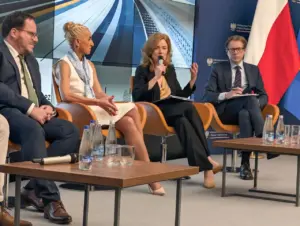 Sylwia Cieślak-Wilk (druga od lewej) wzięła udział w debacie eksperckiej nt. odporności infrastruktury transportowej.