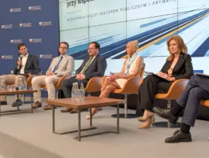 Sylwia Cieślak-Wilk (druga od lewej) wzięła udział w debacie eksperckiej nt. odporności infrastruktury transportowej.