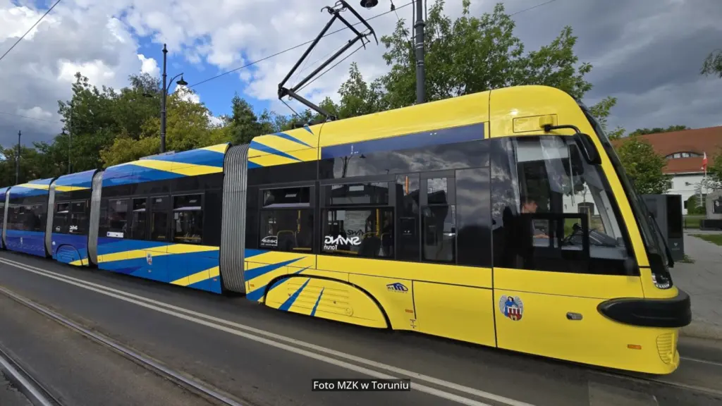 Nowy tramwaj wyprodukowany przez bydgoską firmę PESA zakupiony ze środków KPO już wozi Torunian