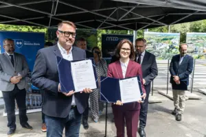 Joanna Lech, CUPT, (pierwsza od prawej) prezentuje podpisaną umowę o dofinansowanie