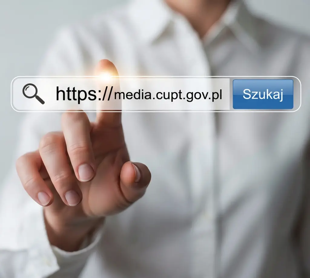 Osoba w białej koszuli wskazująca palcem na wirtualny pasek wyszukiwania z adresem https://media.cupt.gov.pl i niebieskim przyciskiem Szukaj.